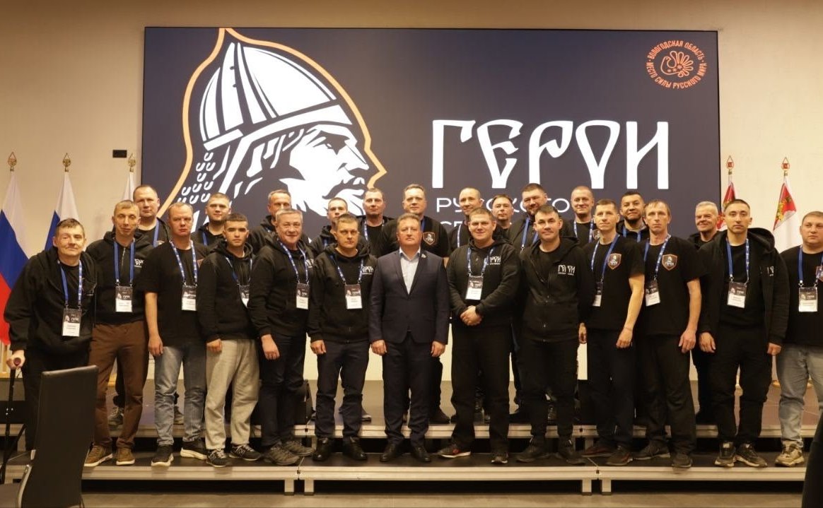 Евгений Богомазов встретился с участниками региональной программы «Герои Русского Севера» и выступил с лекцией на тему «Великая Победа, как объект фальсификации»