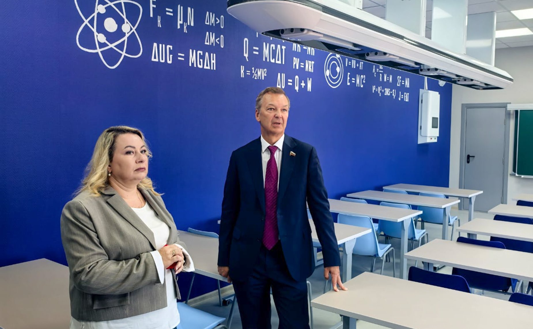 Первый заместитель Председателя Совета Федерации Андрей Яцкин поздравил учителей и учеников начальной школы № 5 города Азова с Днем знаний