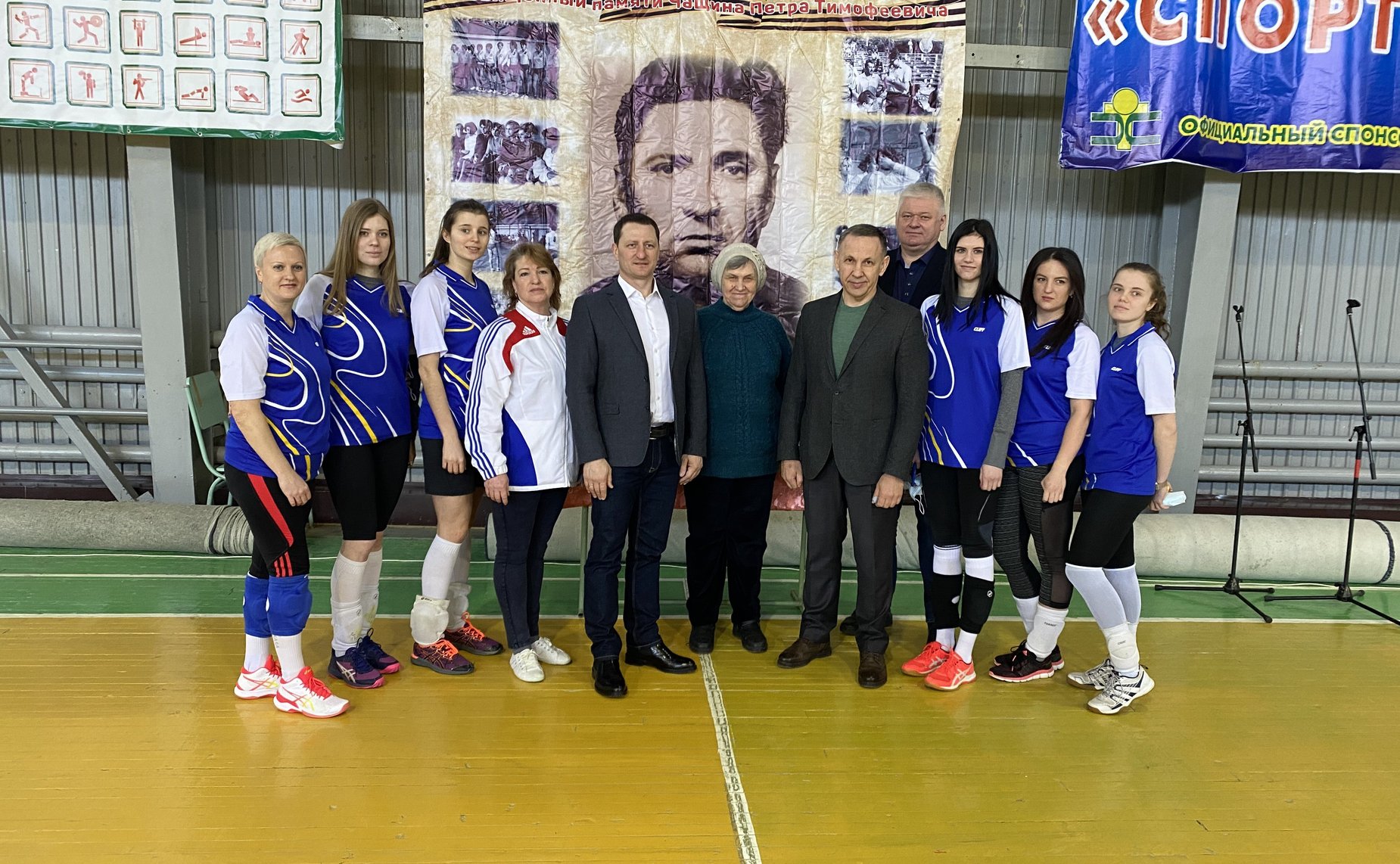 Олег Алексеев посетил клуб единоборств «Кобра» и принял участие в церемонии вручения первых поясов юным спортсменам