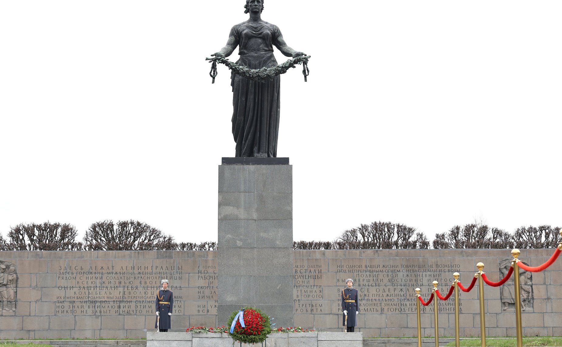 Делегации стран-участниц Межпарламентской Ассамблеи СНГ возложили венки и цветы к Монументу «Мать-Родина» на Пискаревском мемориальном кладбище, а также к памятным плитам государств на Аллее Памяти