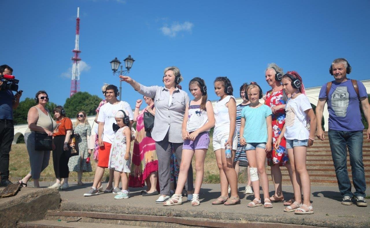 Елена Писарева в рамках работы в регионе пригласила новгородские приемные семьи на иммерсивный спекталь-променад «Слушай Новгород»