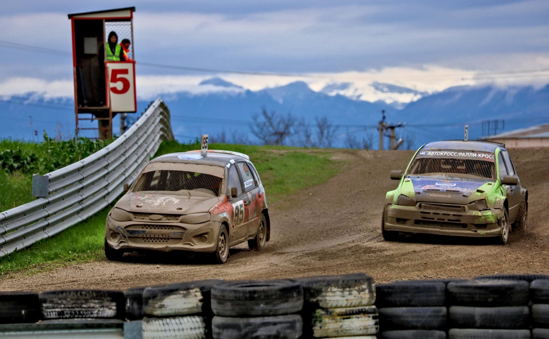 Мохмад Ахмадов в рамках работы в регионе посетил первый и второй этапы Чемпионата и Первенства России по кроссу, которые прошли на автодроме «Крепость Грозная»