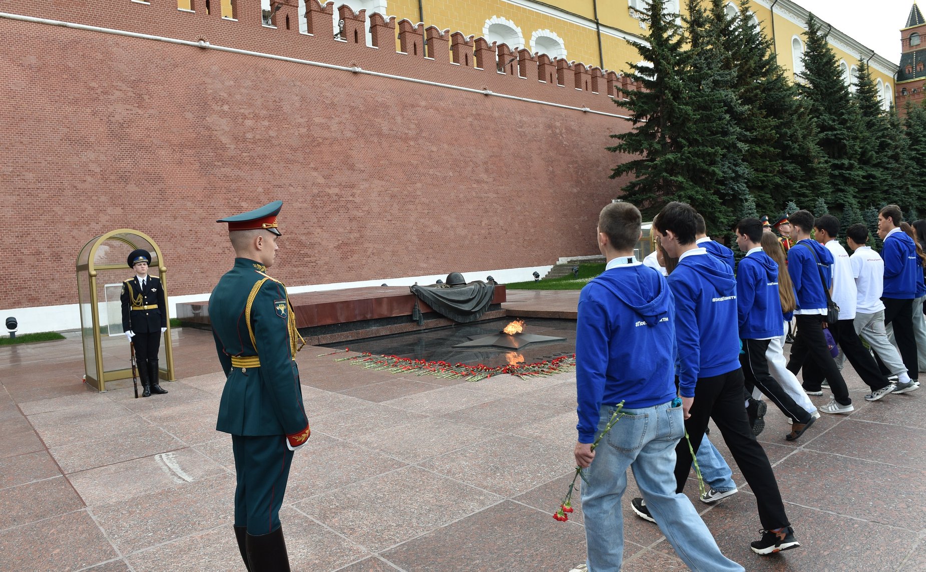 Участники «Поезда Памяти» возложили цветы к Могиле Неизвестного Солдата в Александровском саду и посетили Кремль
