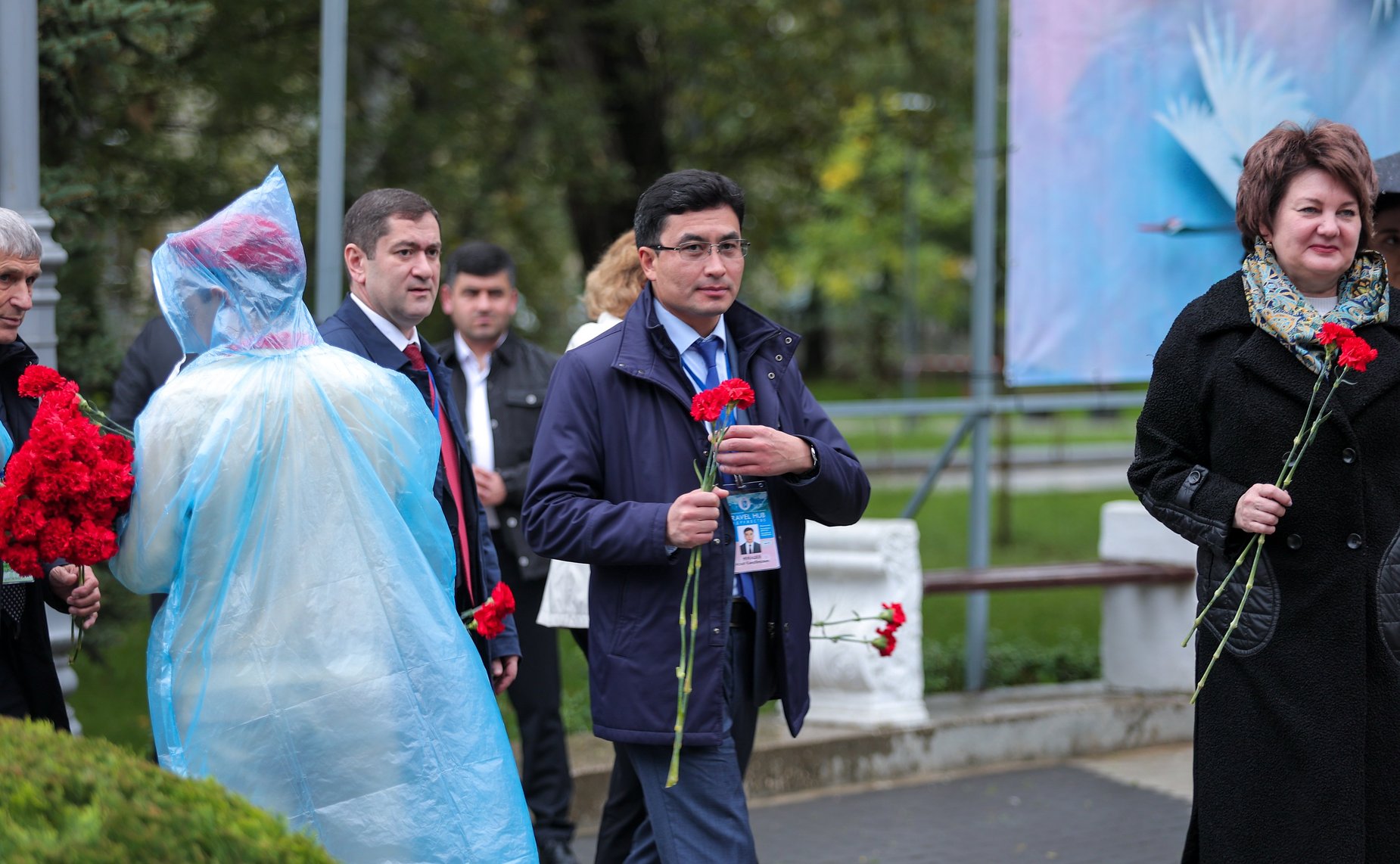 Сенаторы РФ возложили цветы к мемориалу Воину-освободителю в парке им. Ленинского комсомола в Махачкале (фото пресс-служба Министерства экономики и территориального развития Республики Дагестан)