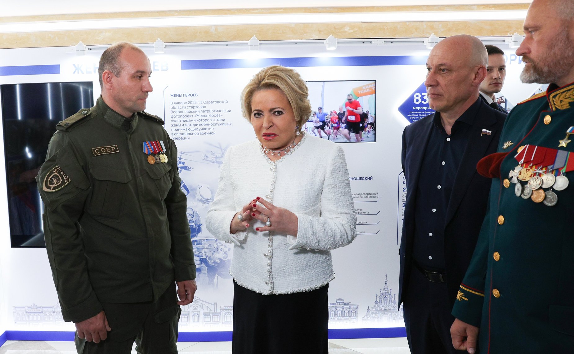 Валентина Матвиенко и Роман Бусаргин осмотрели выставку, посвященную действующим и перспективным проектам развития Саратовской области