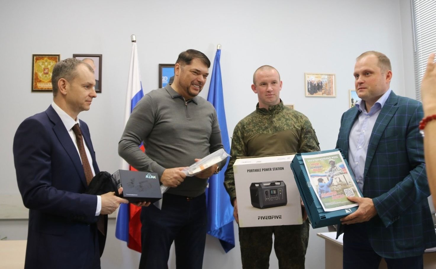 Дмитрий Василенко встретился с участникам СВО в городе Шлиссельбурге Кировского района и передал военнослужащим оборудование