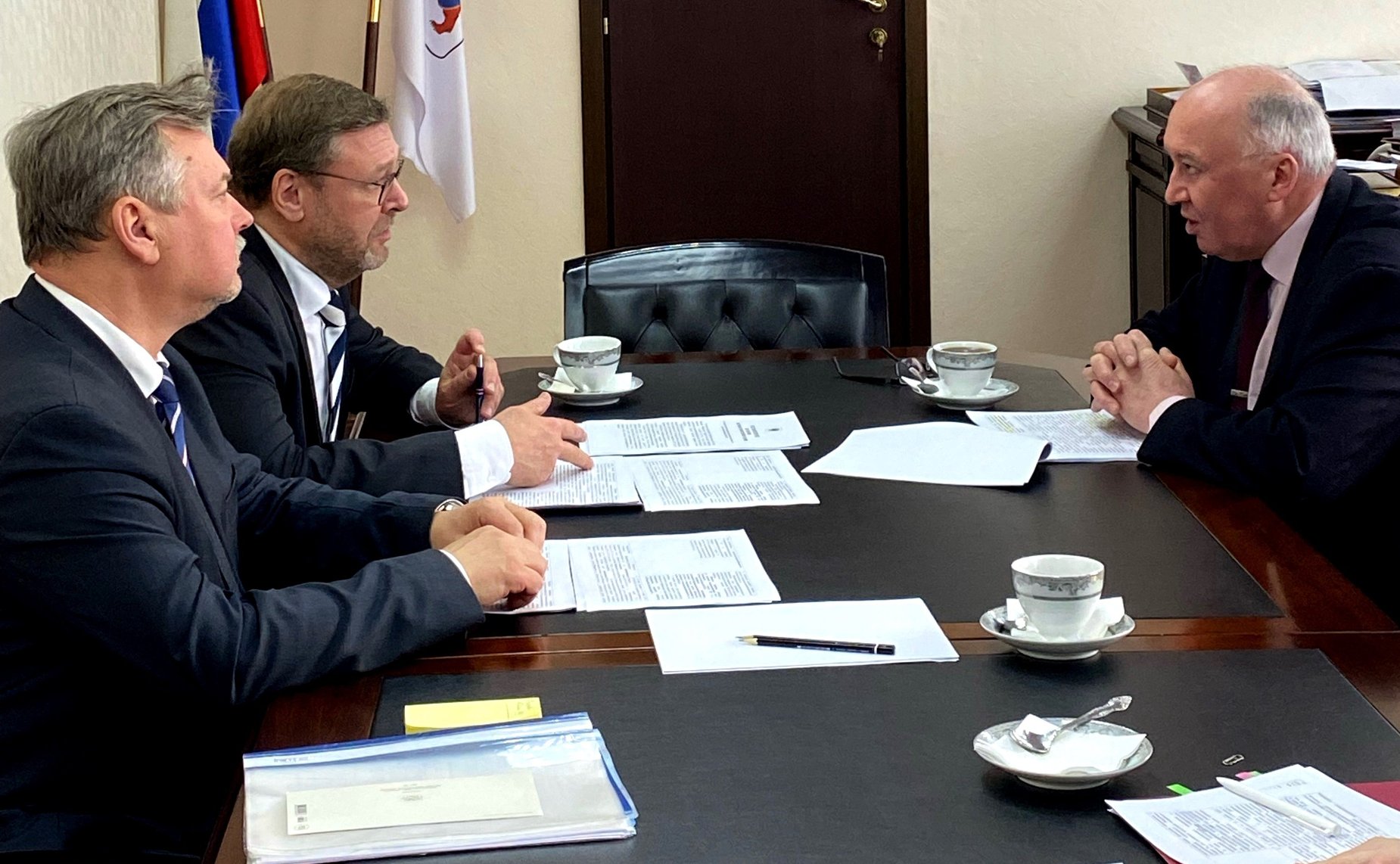 Константин Косачев провел в регионе совещание с первым заместителем председателя Правительства Республики Александром Сальниковым, министром промышленности, экономического развития и торговли Станиславом Крыловым