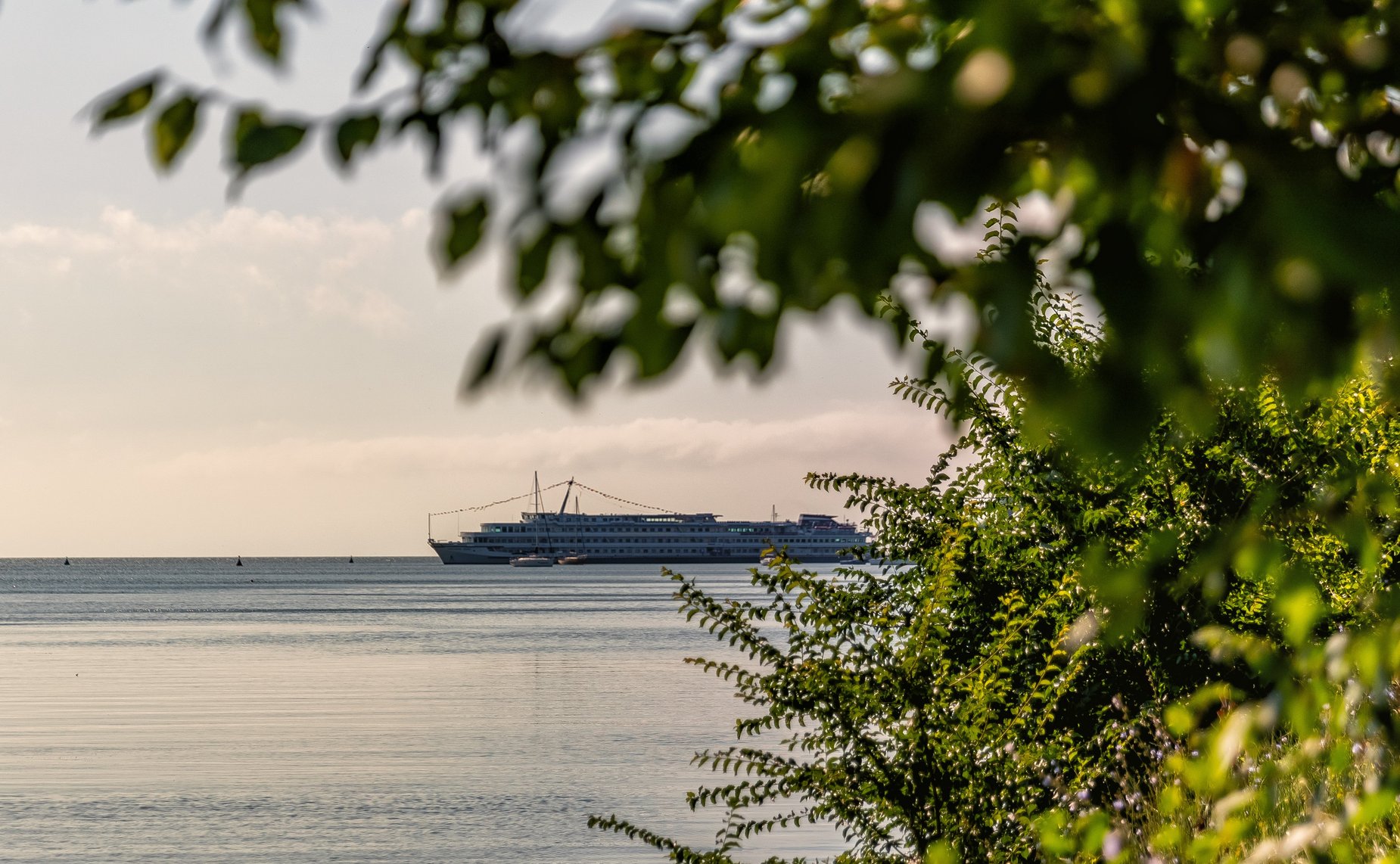 Плавучий причал в морском порту Таганрога принял первых пассажиров