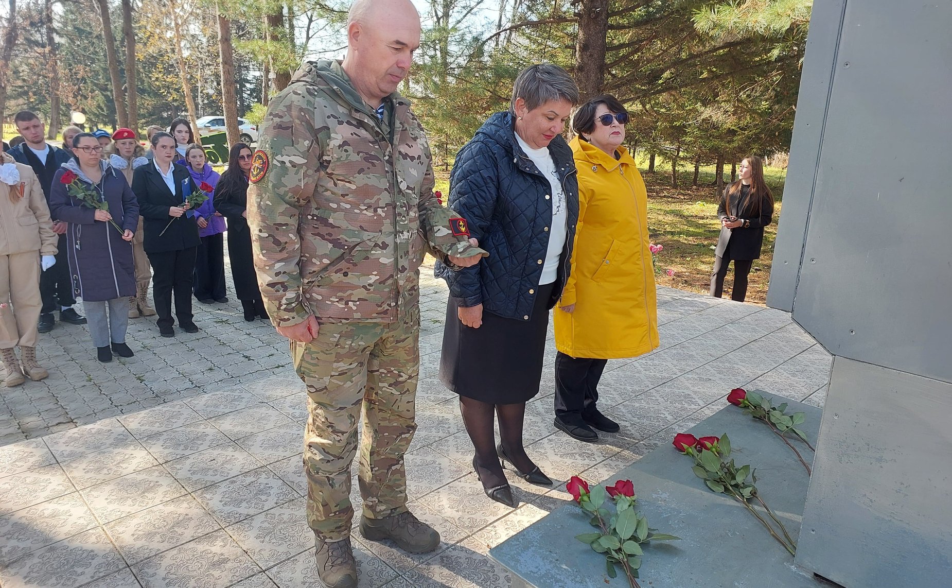 Людмила Талабаева в ходе рабочей поездки в регион возложила цветы к мемориалу погибшим участникам Великой Отечественной войны в селе Вострецово