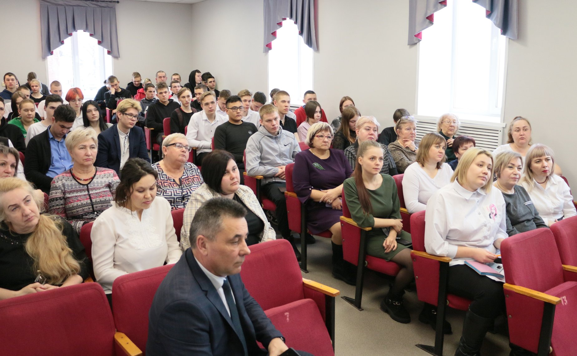 Александр Жуков посетил филиал Черногорского горно-строительного техникума в Абазе