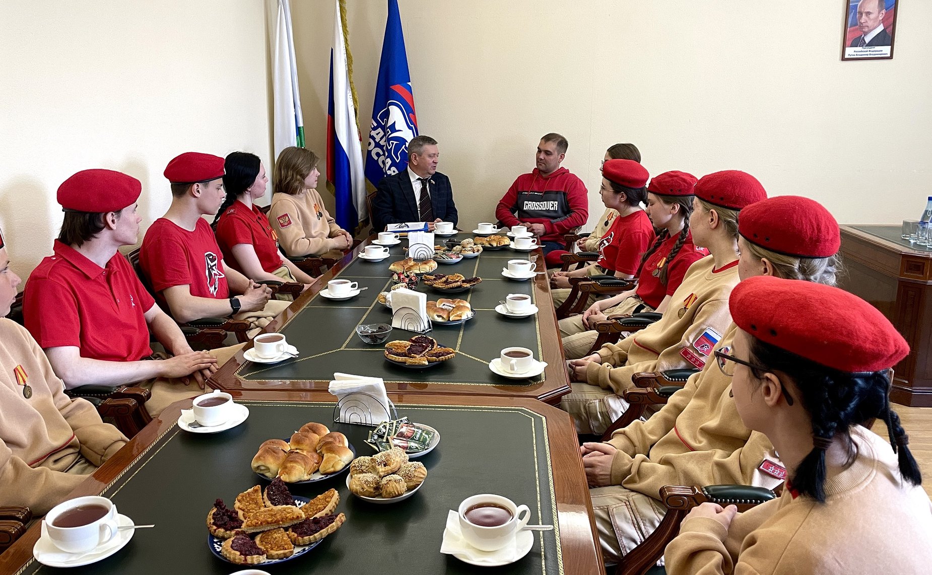 Александр Лутовинов в ходе региональной недели провел встречу с юнармейцами Ненецкого автономного округа