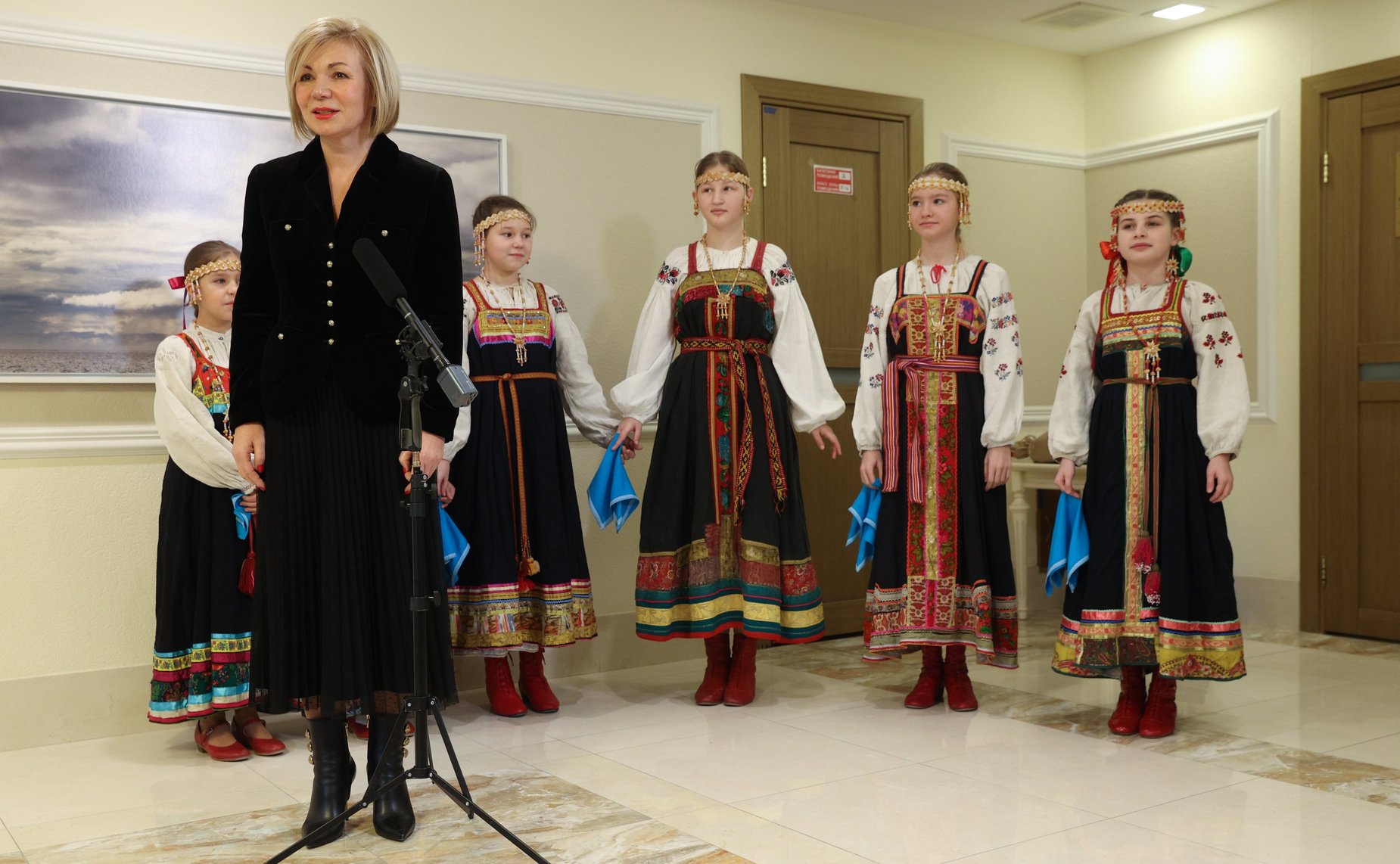 Открытие в Совете Федерации выставки картин, посвященная сюжетам деревенской жизни, народным праздникам и обрядам