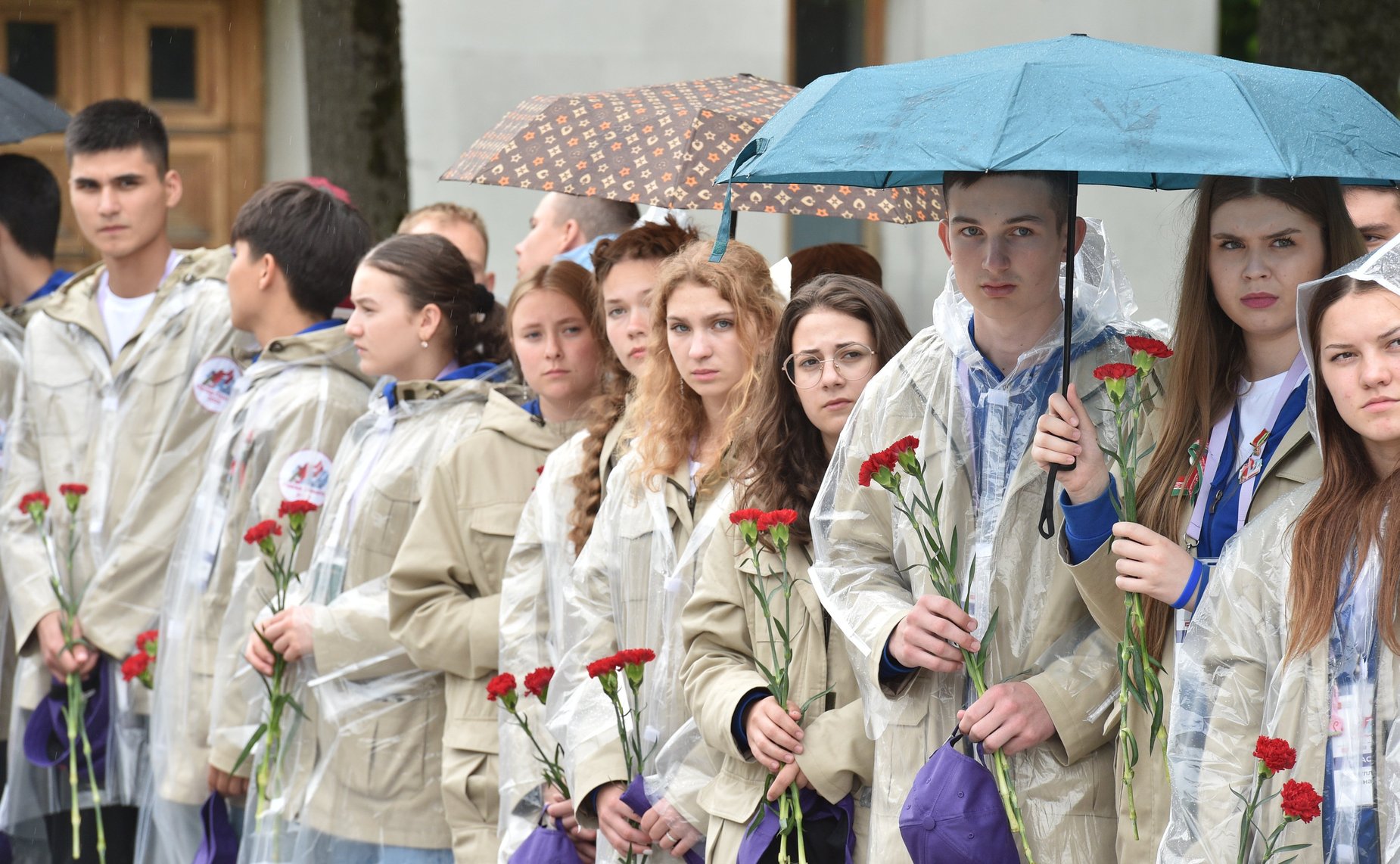 Участники проекта «Поезд Памяти» посетили Пискаревское мемориальное кладбище