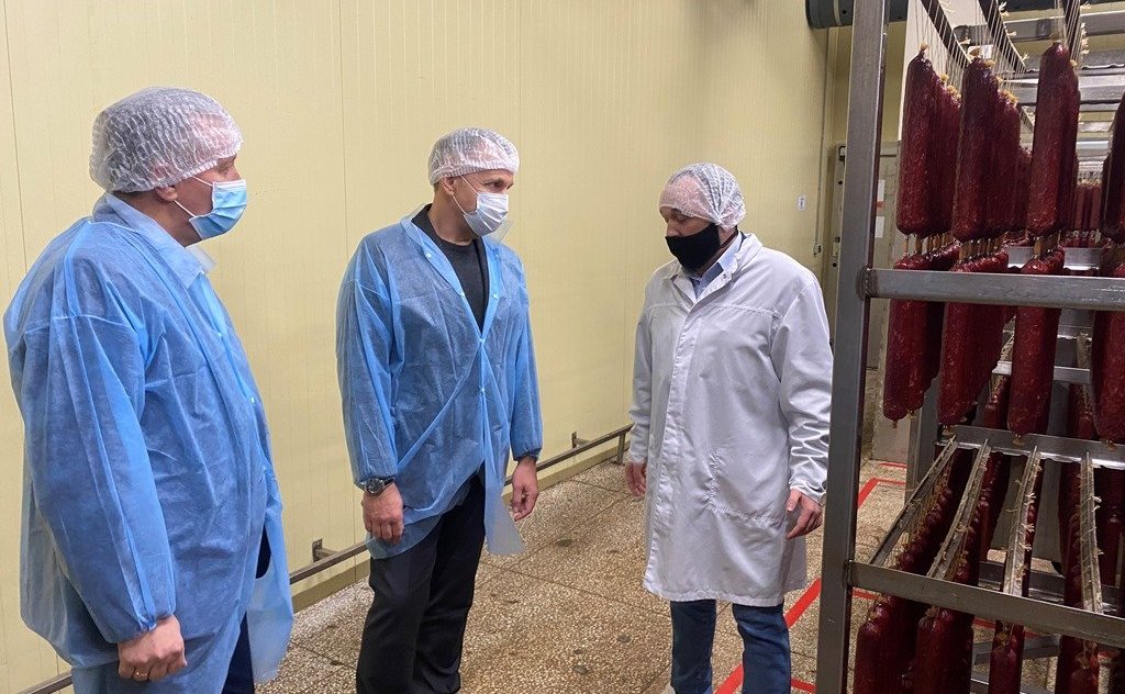 Олег Алексеев осмотрел цеха и стройплощадку местного мясокомбината