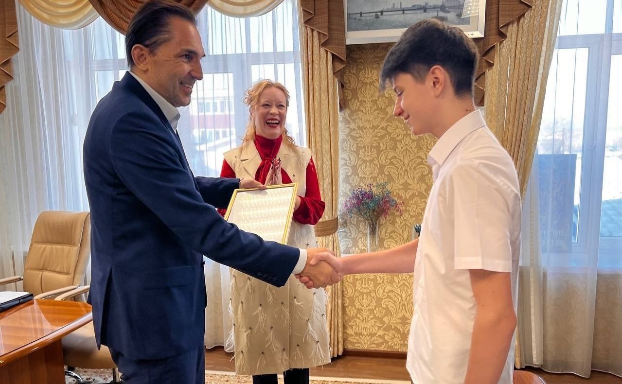 Андрей Хапочкин наградил юных сахалинцев благодарственными письмами Совета Федерации