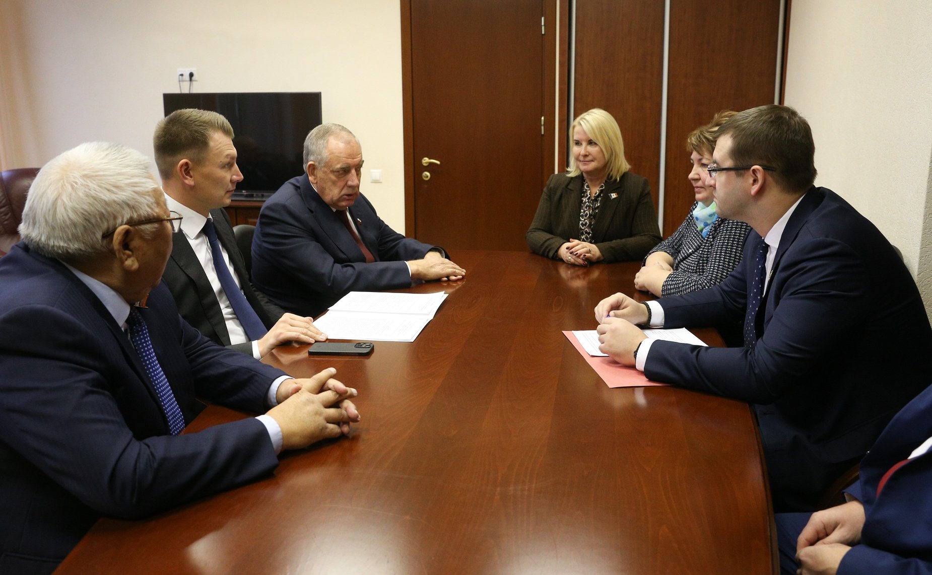 Рабочая встреча председателя Комитета СФ по аграрно-продовольственной политике и природопользованию Александра Двойных с представителями делегации Новгородской области