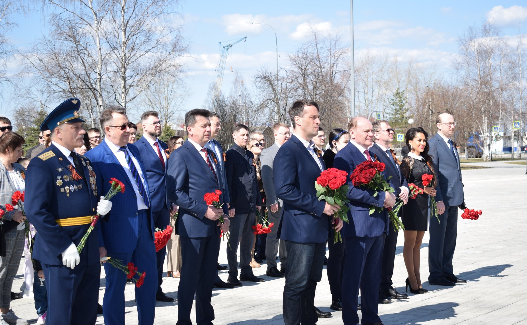 Эдуард Исаков посетил ряд мероприятий, приуроченных к 77-й годовщине Победы в Великой Отечественной войне, и принял участие в шествии «Бессмертный полк» в городе Югорске