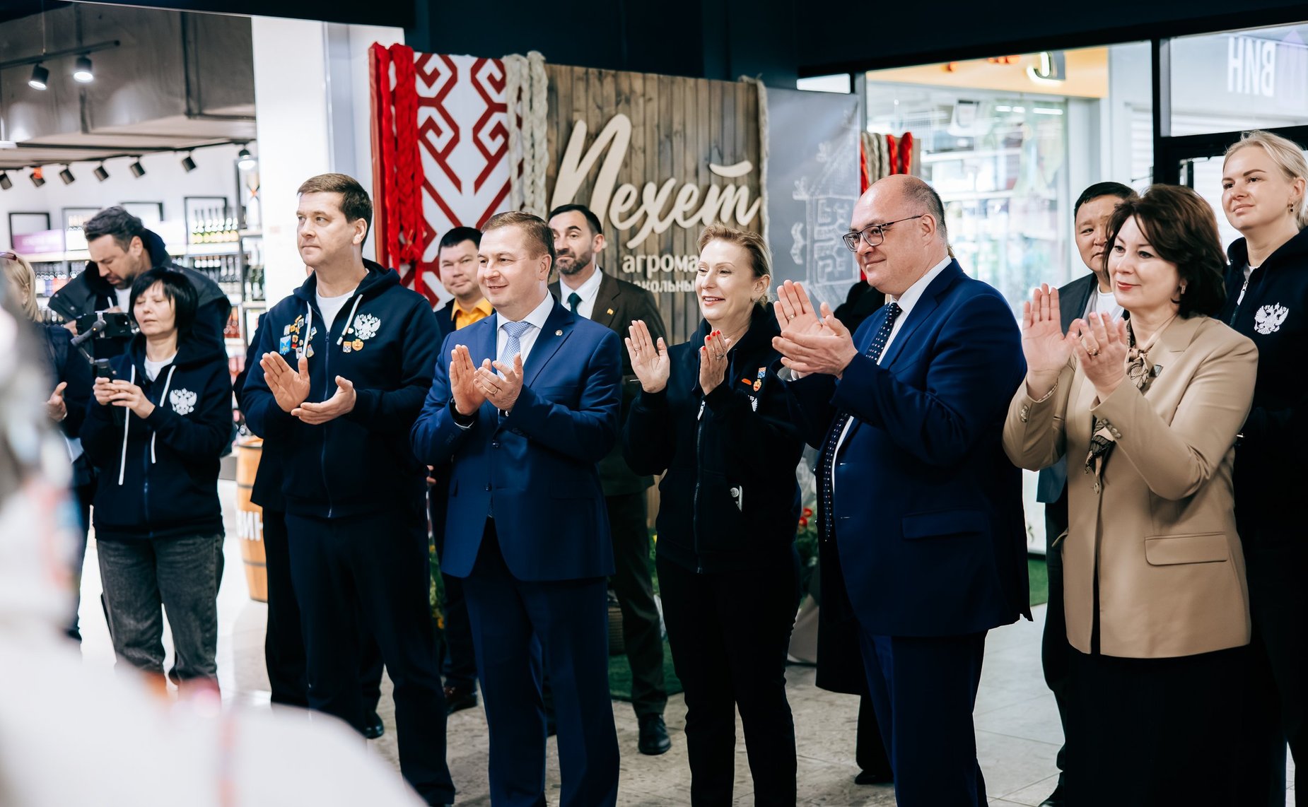 Сенаторы посетили агромаркет «Пехет»