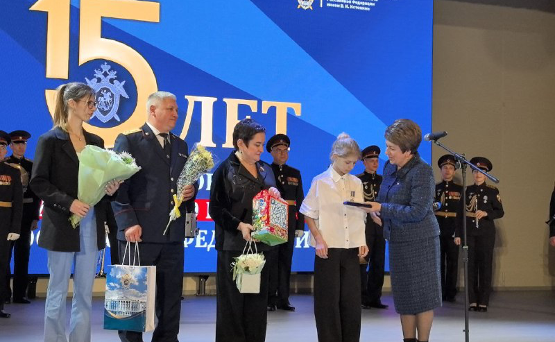 Лариса Мельник и Екатерина Алтабаева вручили Каролине Скакалиной медаль Совета Федерации «За проявленное мужество»