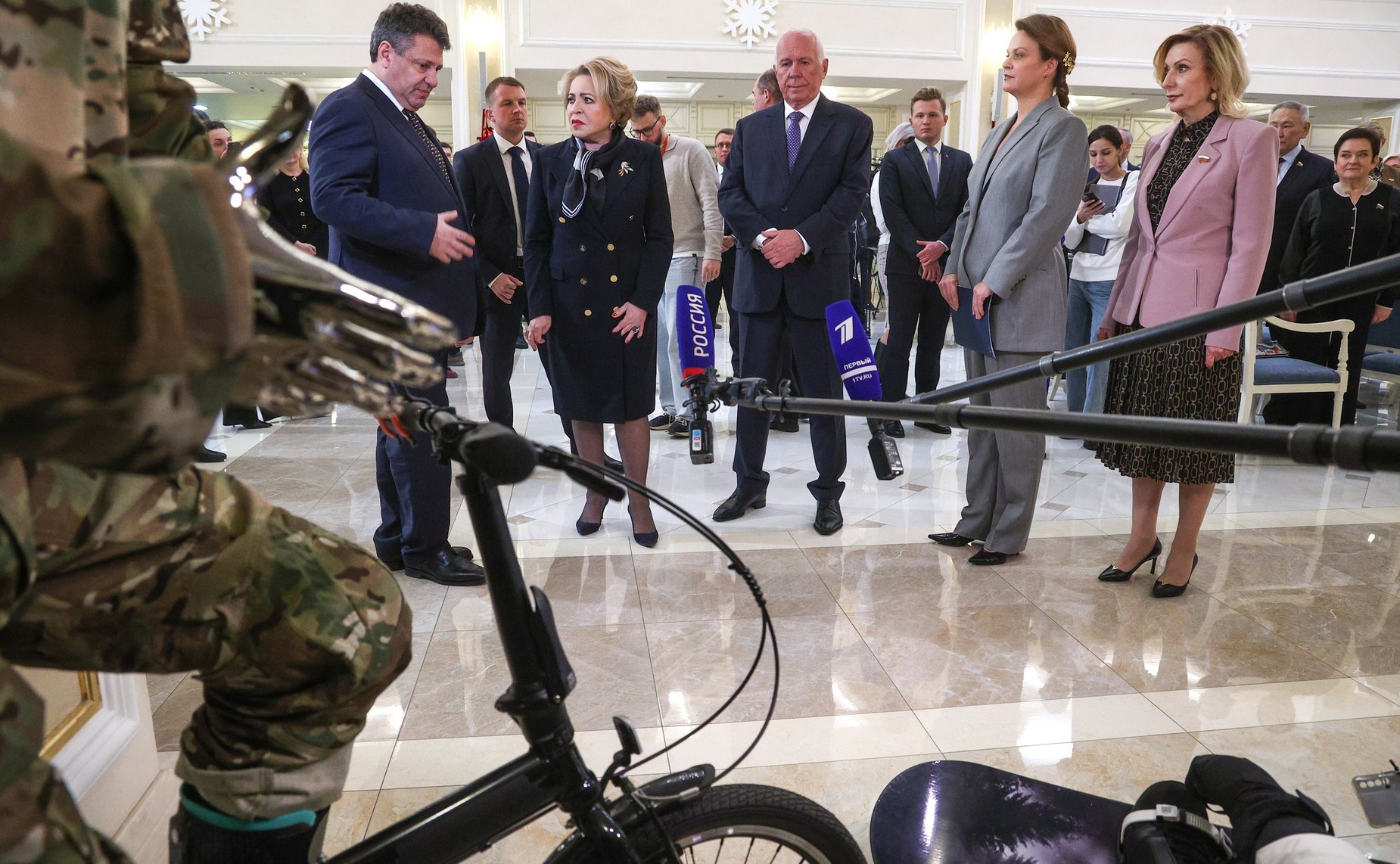 Открытие и осмотр выставки последних разработок в области высокотехнологического протезирования