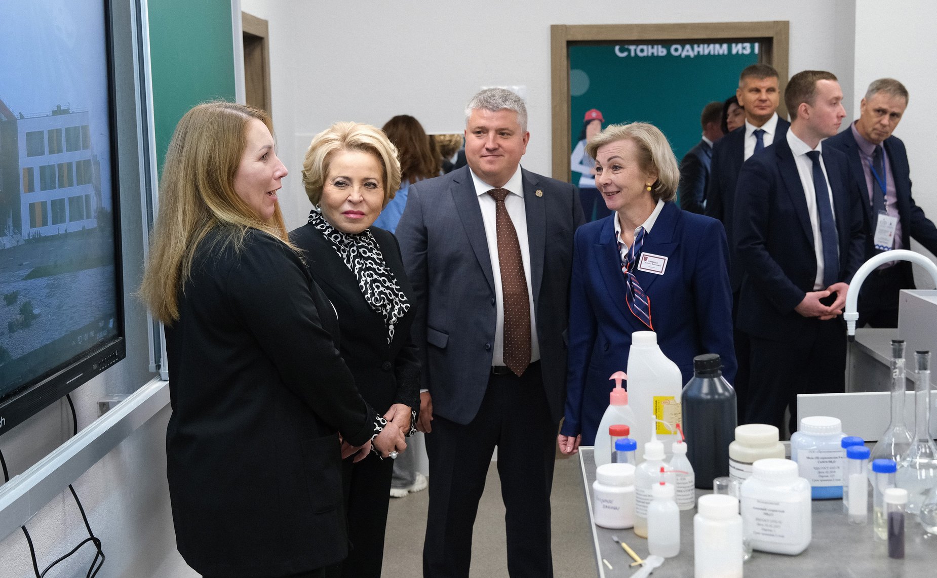 В рамках работы Х Парламентского форума «Историко-культурное наследие России» в Великом Новгороде Валентина Матвиенко посетила детскую общеобразовательную школу имени Г.Р. Державина и Дом музыки имени С.В. Рахманинова