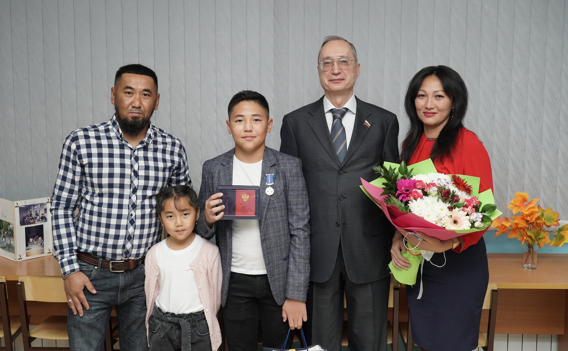 Андрей Кислов вручил 12-летнему жителю Кинель-Черкасского района Ансару Нурушеву медаль Совета Федерации «За проявленное мужество»