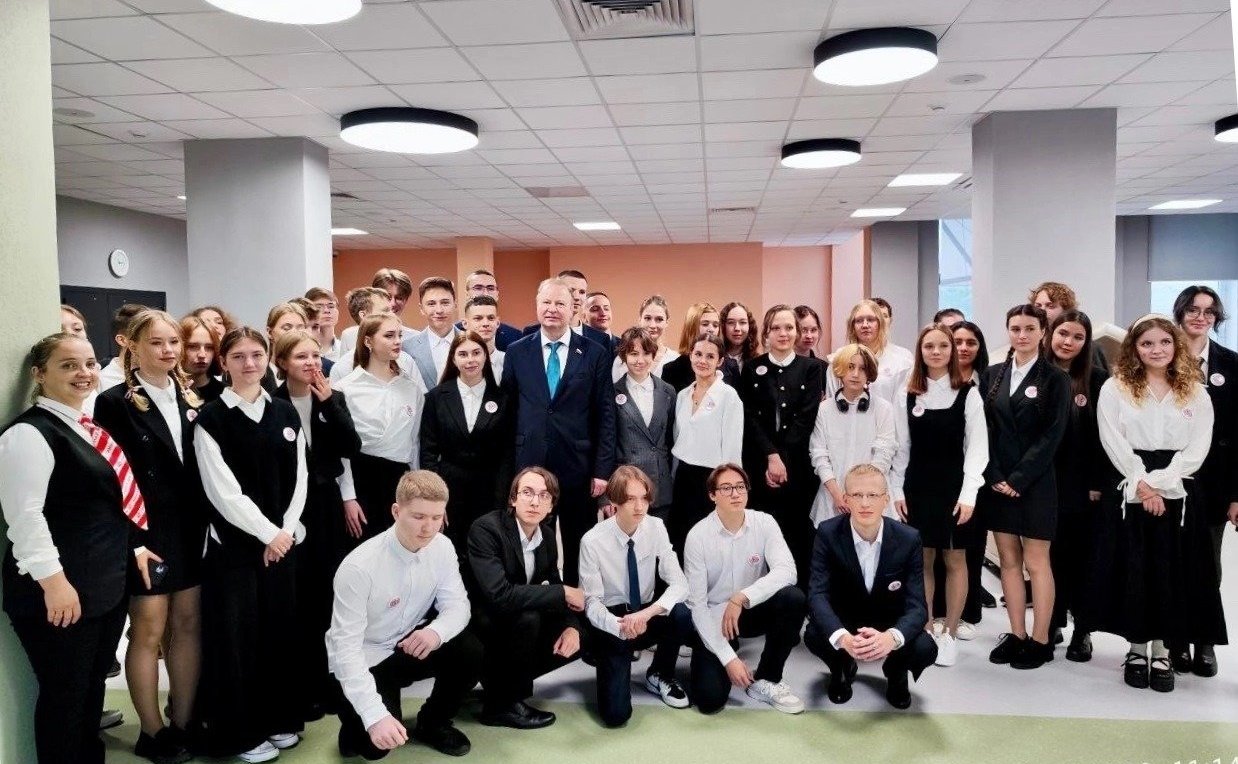 Виктор Шептий принял участие в первой торжественной линейке нового здания гимназии №40 в Екатеринбурге