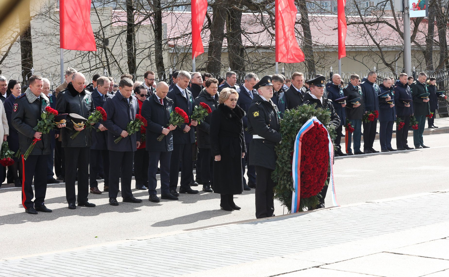 Возложение цветов к мемориалу 1200 гвардейцам, погибшим при штурме Кёнигсберга в апреле 1945 года