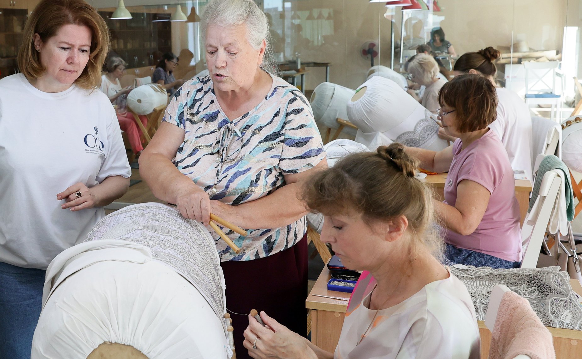 Сенаторы посетили производство народного промысла — кружевную фабрику «Северные узоры»