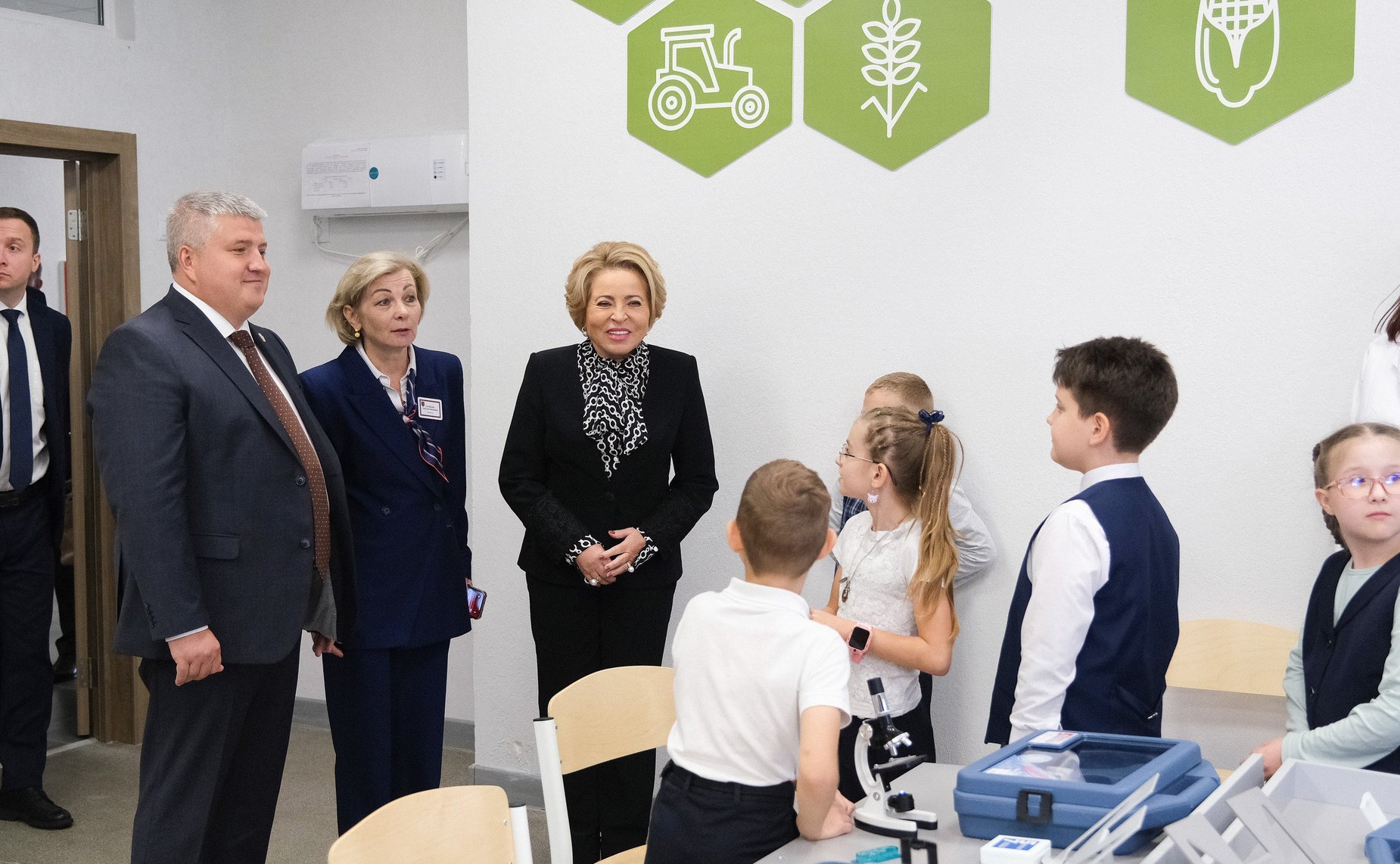 В рамках работы Х Парламентского форума «Историко-культурное наследие России» в Великом Новгороде Валентина Матвиенко посетила детскую общеобразовательную школу имени Г.Р. Державина и Дом музыки имени С.В. Рахманинова