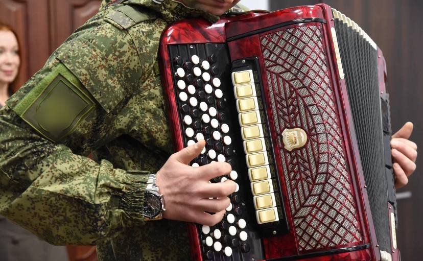 Александр Брыксин подарил музыкантам военного оркестра баян