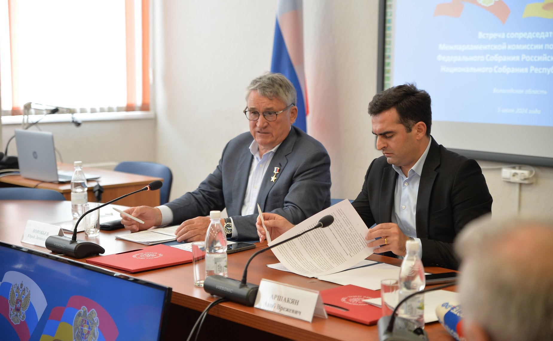 Юрий Воробьев провел рабочую двустороннюю встречу с заместителем Председателя Национального Собрания Республики Армения, сопредседателем армянской части Межпарламентской комиссии Акопом Аршакяном