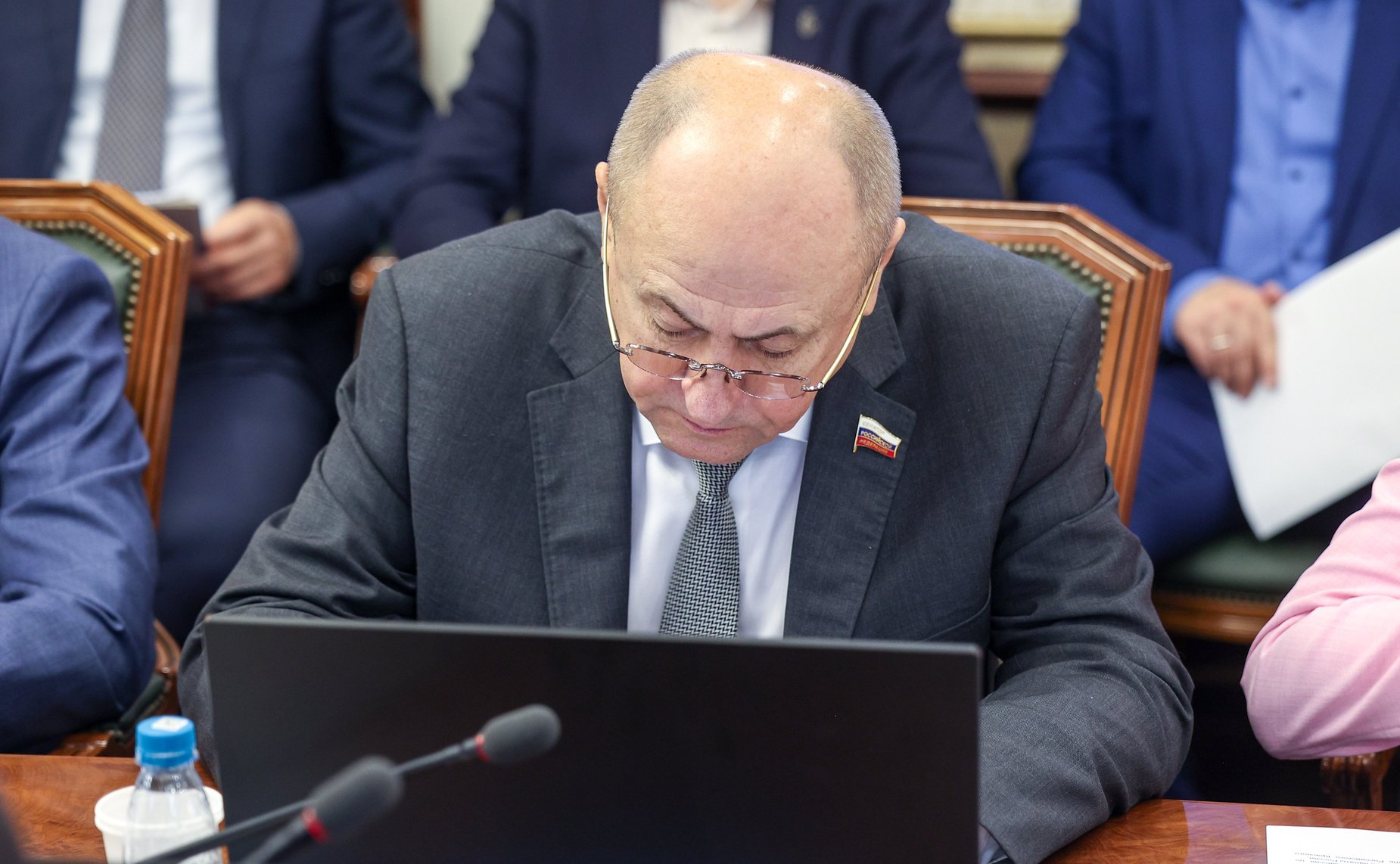 Круглый стол Комитета СФ по обороне и безопасности совместно с Комитетом СФ по социальной политике на тему «О деятельности государственных органов по поиску погибших, пропавших без вести и освобождению попавших в плен участников СВО»