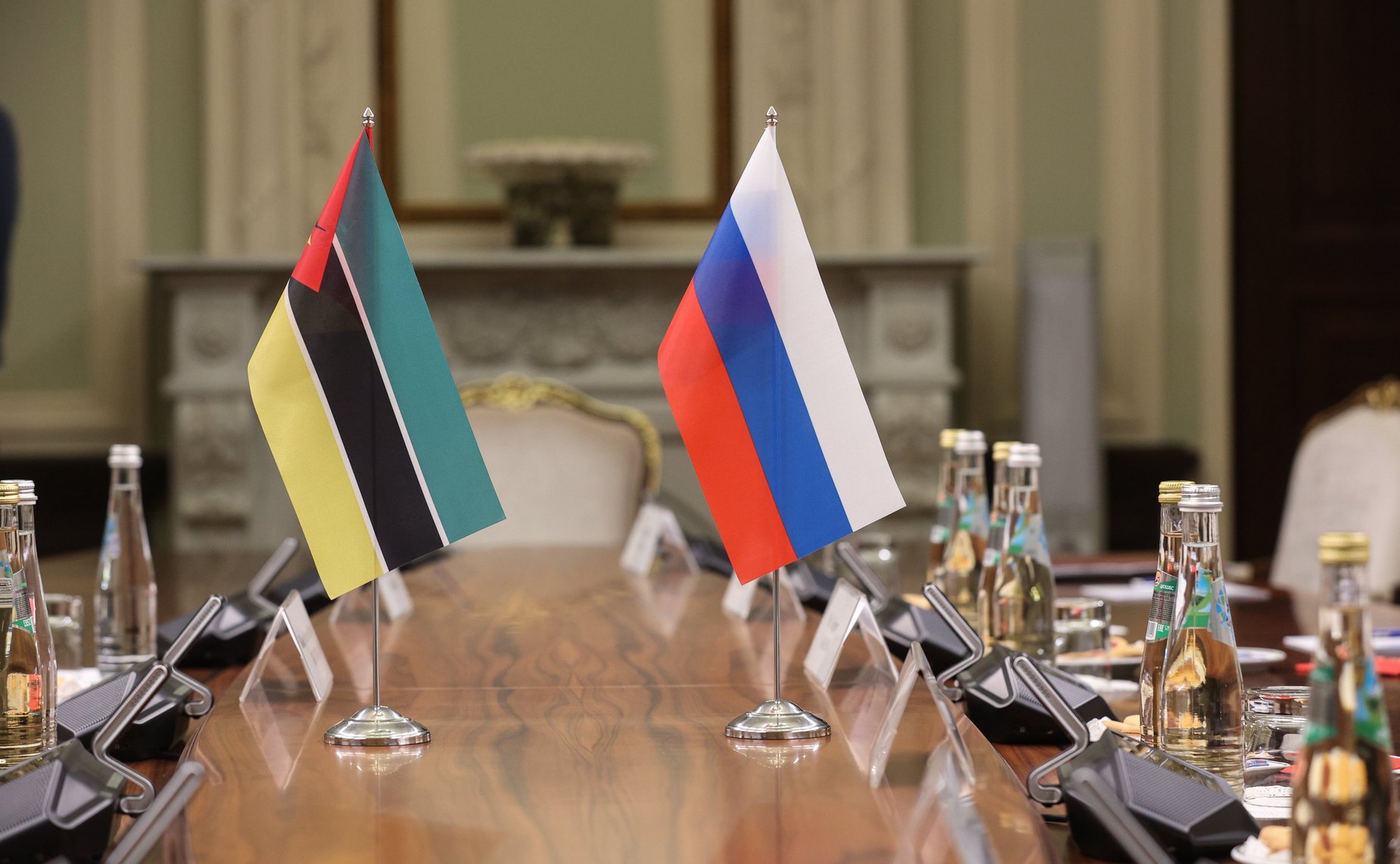 Григорий Карасин встретился с Чрезвычайным и Полномочным Послом Республики Мозамбик в Российской Федерации Жузе Матеушем Муарией Катупхой