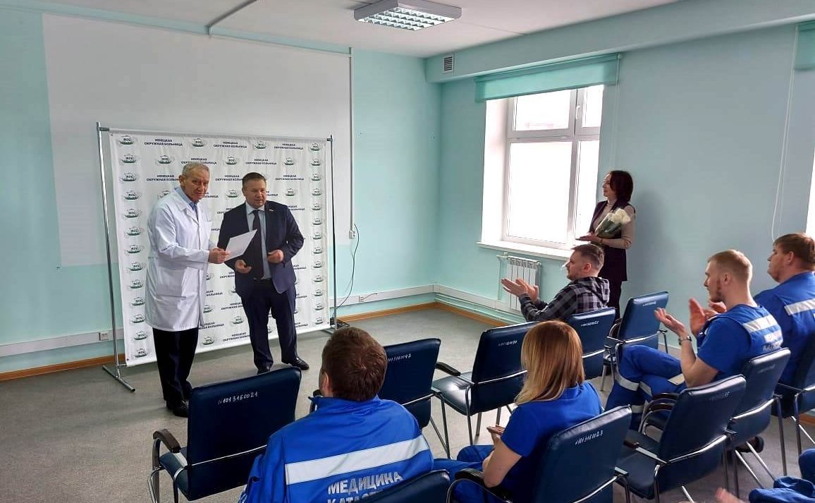 Денис Гусев встретился коллективом отделения скорой медицинской помощи Ненецкой окружной больницы и поздравил дежурные бригады с профессиональным праздником