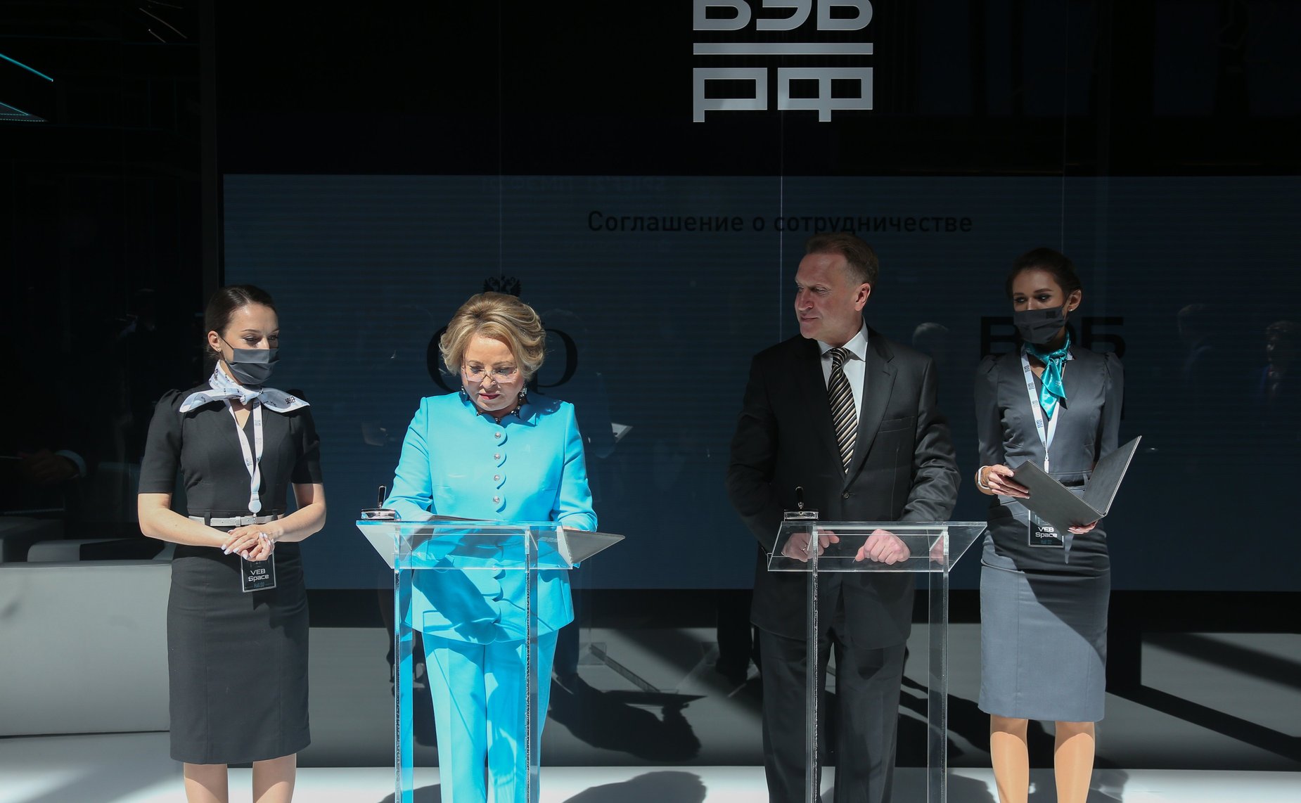 Церемония подписания соглашения о сотрудничестве между Советом Федерации ФС РФ и ГКР «ВЭБ.РФ»