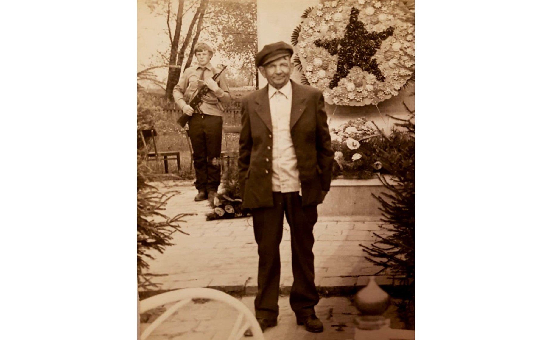 Алексей Терентьевич Лобозко. Родился 30 марта 1923 г. Призван в октябре 1943 г. Воевал в 664-м артиллерийском полку. Награжден медалями и орденами. Родственник сенатора Г. Солодун