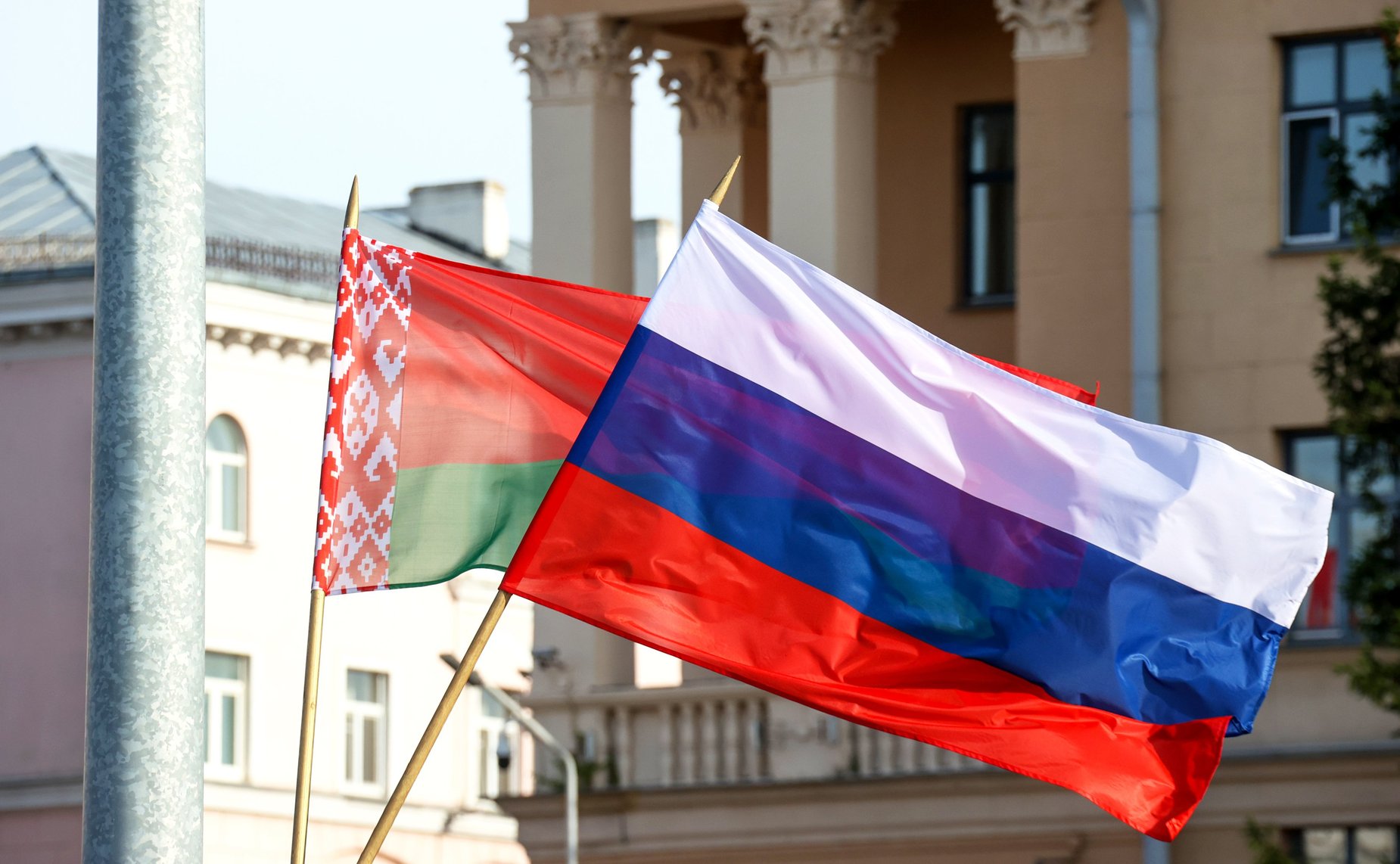 Сенаторы приняли участие в возложении цветов к Монументу Победы (фото: Пресс-служба Совета Республики Национального собрания Беларуси)