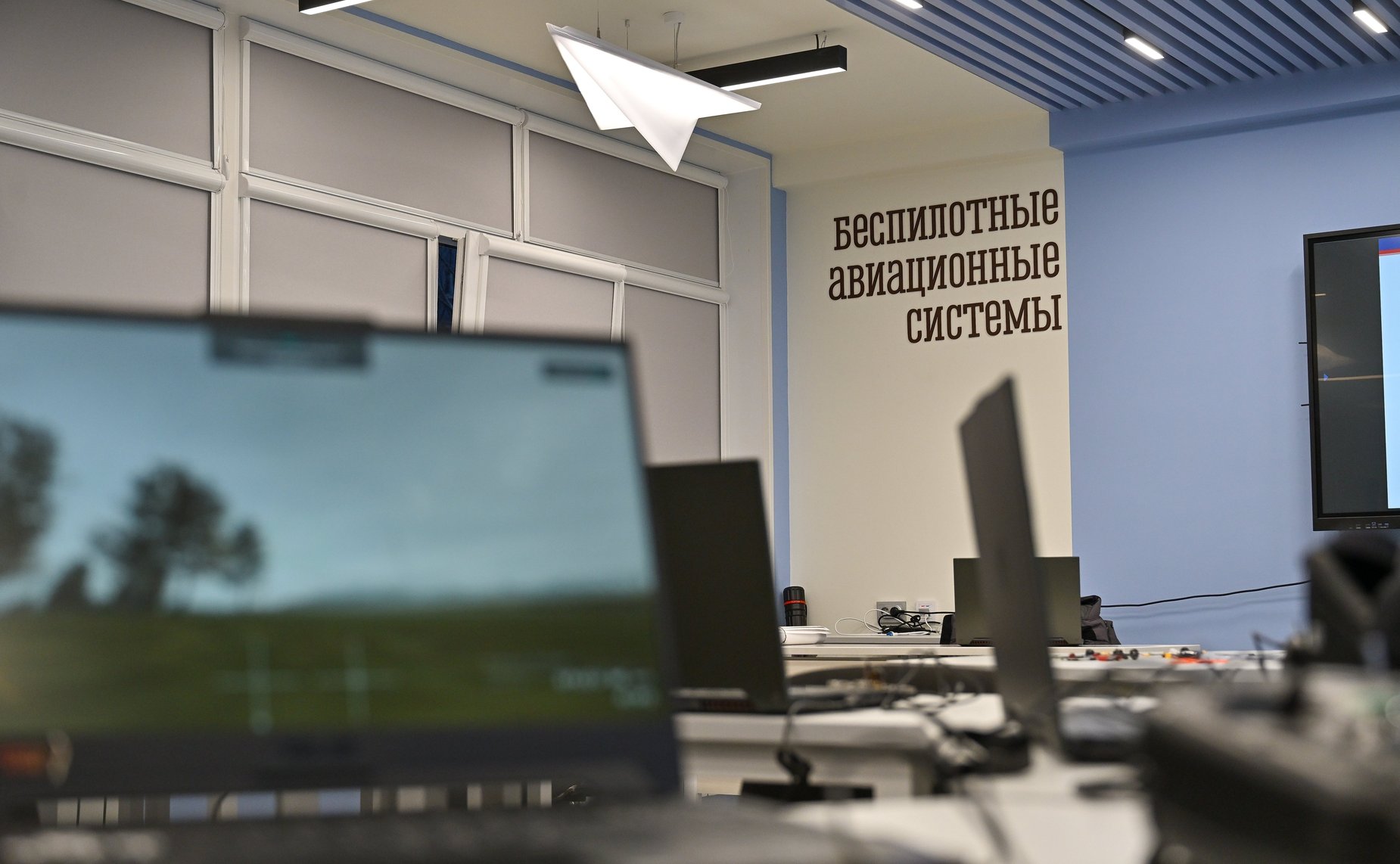 Елена Дягилева и Лариса Круглова посетили среднюю общеобразовательную школу № 5 имени О.И. Семёнова-Тян-Шанского в Мончегорске, досрочно открывшуюся после капитального ремонта