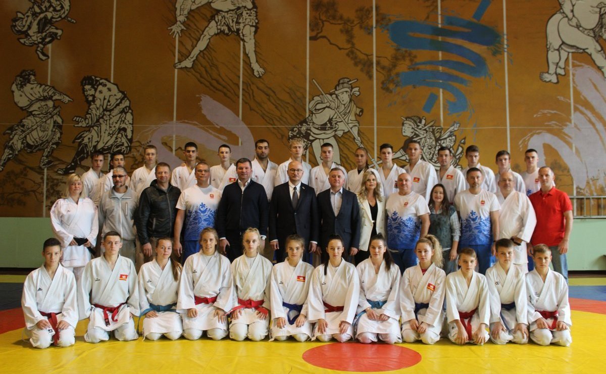 Олег Цепкин наградил членов Федерации каратэ Челябинской области