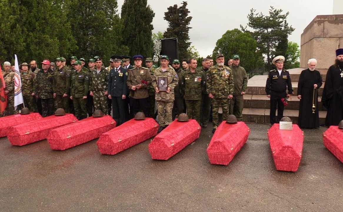 Торжественная церемония захоронения останков наших бойцов на Мемориальном кладбище в Севастополе