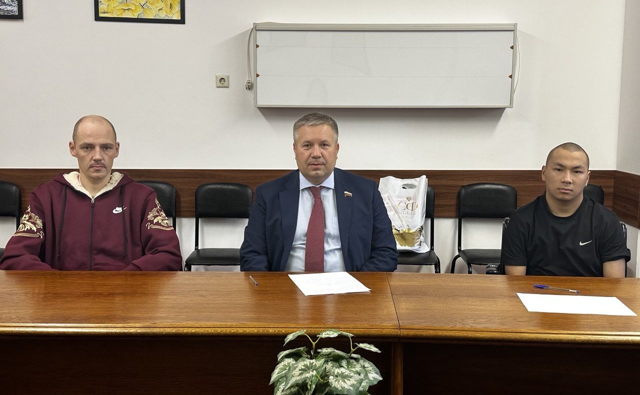 Денис Гусев навестил в госпитале участников СВО из Ненецкого автономного округа