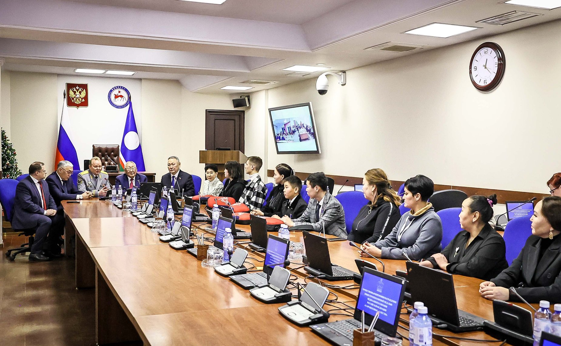 Егор Борисов и Сахамин Афанасьев провели в г. Якутске торжественную церемонию награждения детей-героев