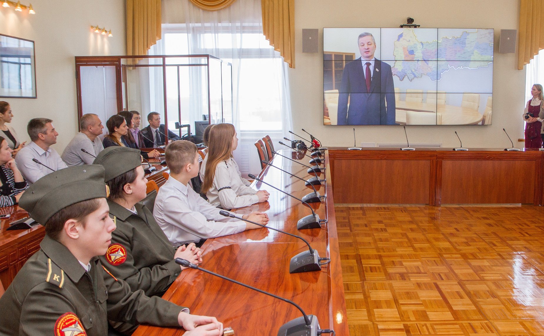Юрий Воробьев вручил паспорта юным жителям Вологодской области