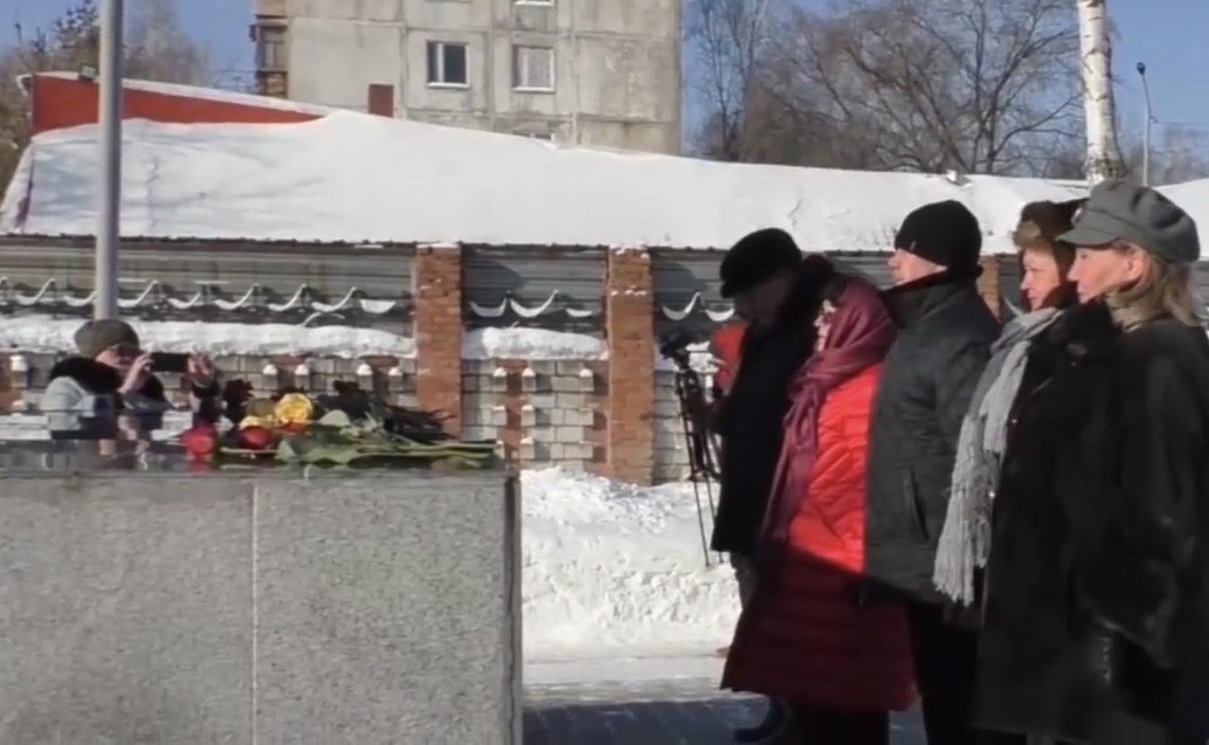 Людмила Талабаева приняла участие в церемонии возложения цветов к мемориалу воинам, погибшим в годы Великой Отечественной войны