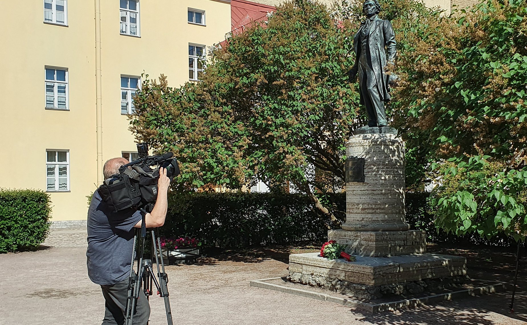 Валентина Матвиенко возложила цветы к памятнику А.С. Пушкину во дворе Мемориального музея-квартиры поэта на набережной реки Мойки