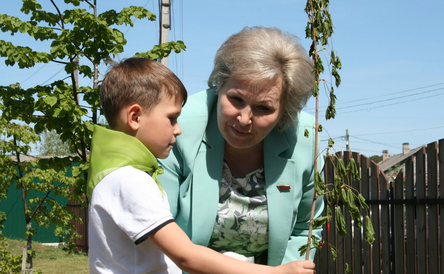 Елена Писарева в ходе рабочей поездки в Хвойнинский округ Новгородской области приняла участие в высадке саженцев на Аллее памяти героев Отечества