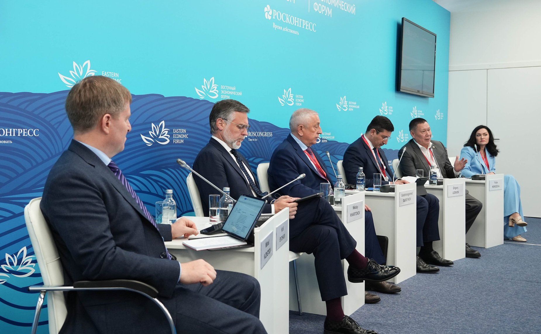Сессия «Сохранить планету. Роль Дальнего Востока». Сенаторы принимают участие в VIII Восточном экономическом форуме