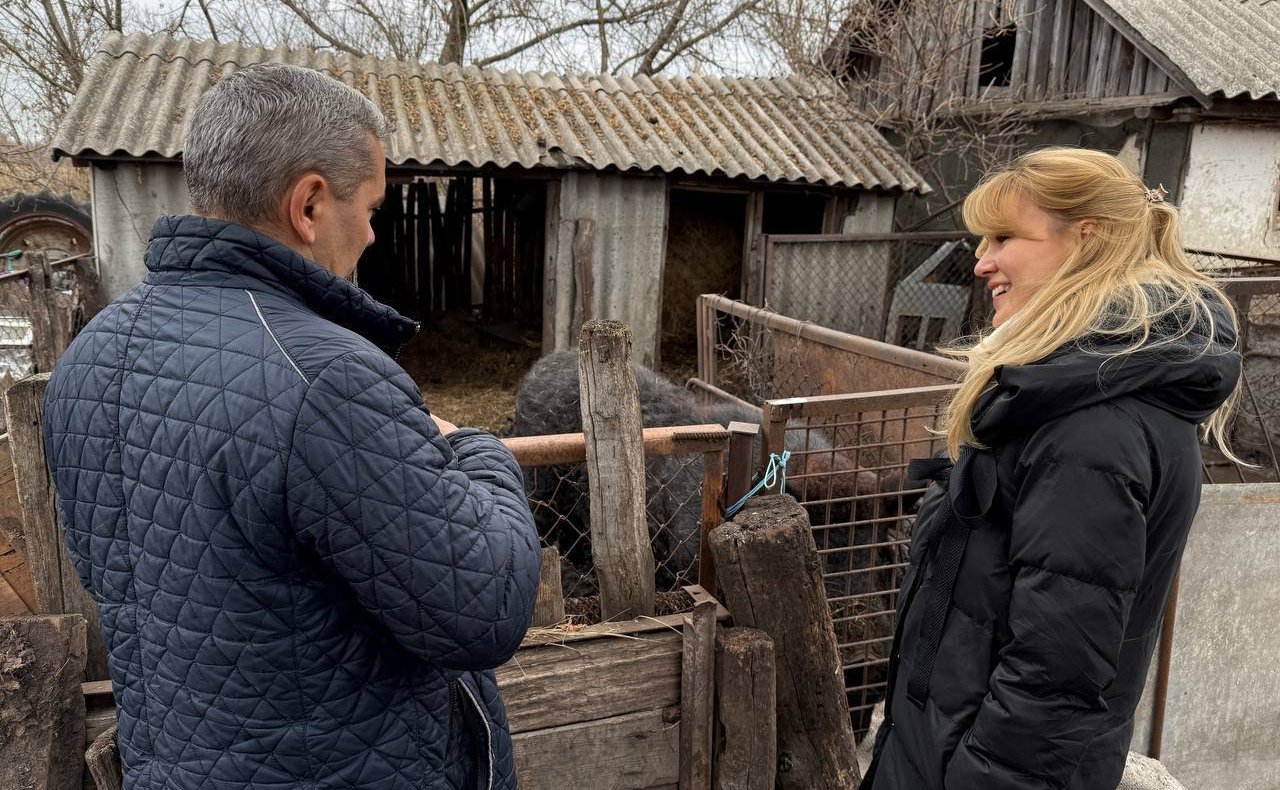 Дарья Лантратова в рамках региональной поездки посетила хозяйство Владимира Прудникова в Белокуракинском районе