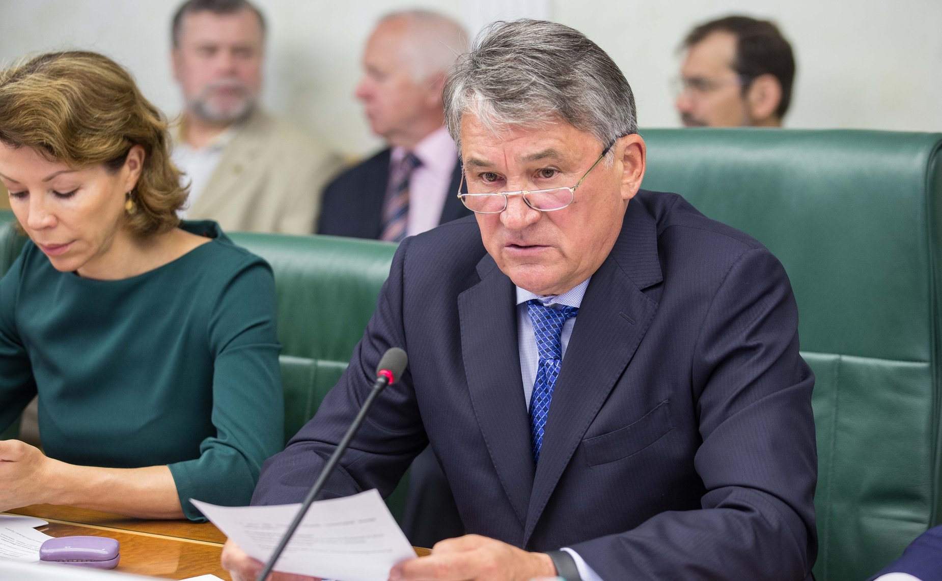 Ведет заседание Комитета общественной поддержки жителей Юго-Востока Украины Ю. Воробьев